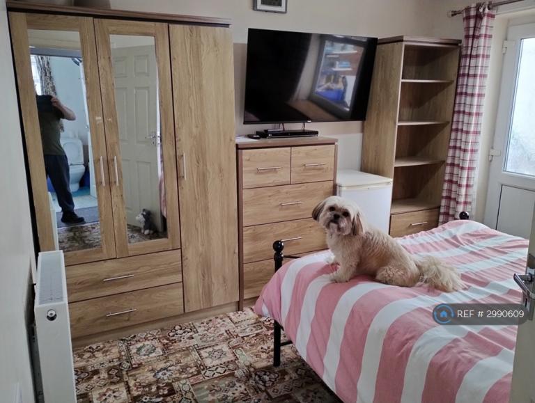 Room Lexington Drive in Hull