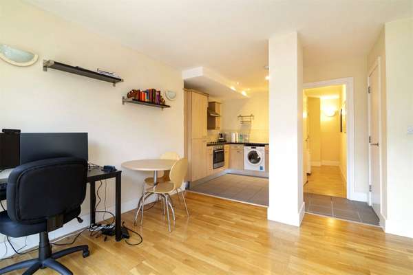 Flat Artichoke Hill in Greater London