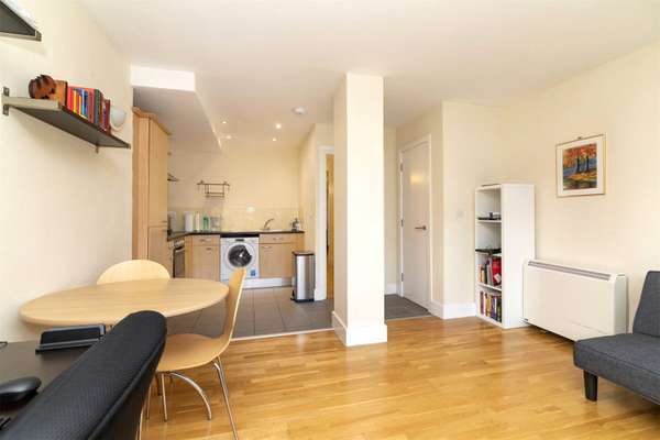 Flat Artichoke Hill in Greater London