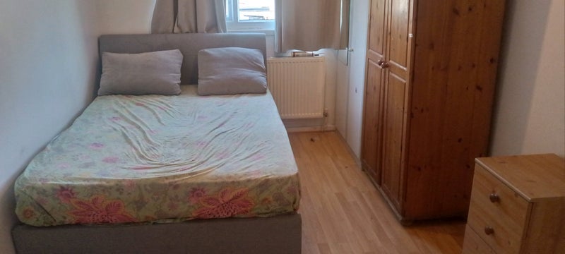 Room Breezehurst Drive in Crawley
