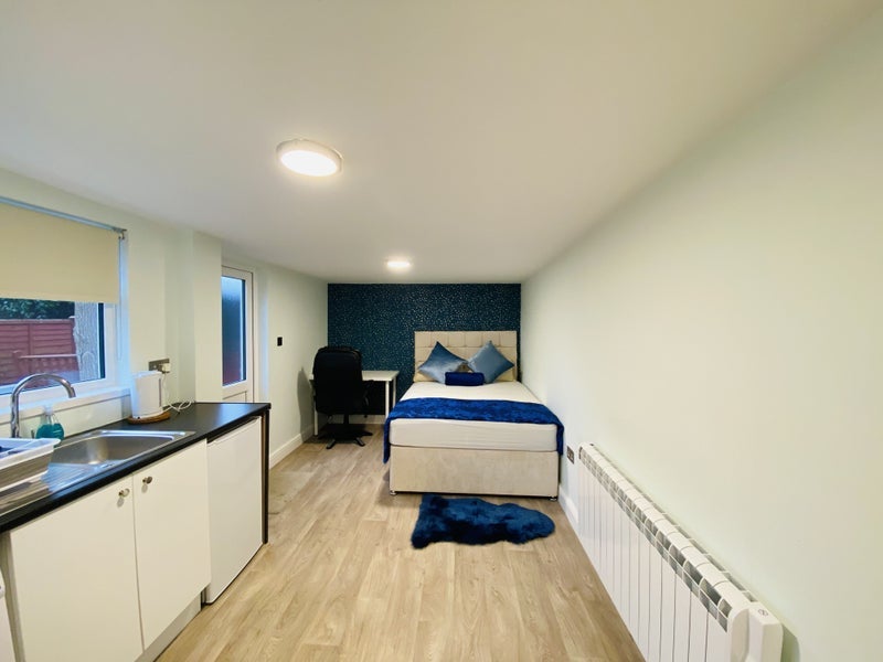 Room Blandford Road South in Slough