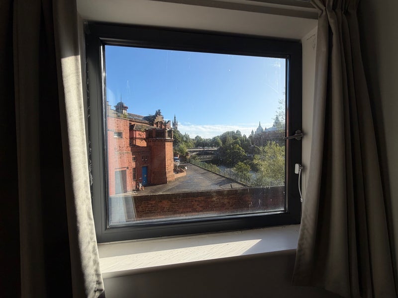 Room Dumbarton Road in Glasgow