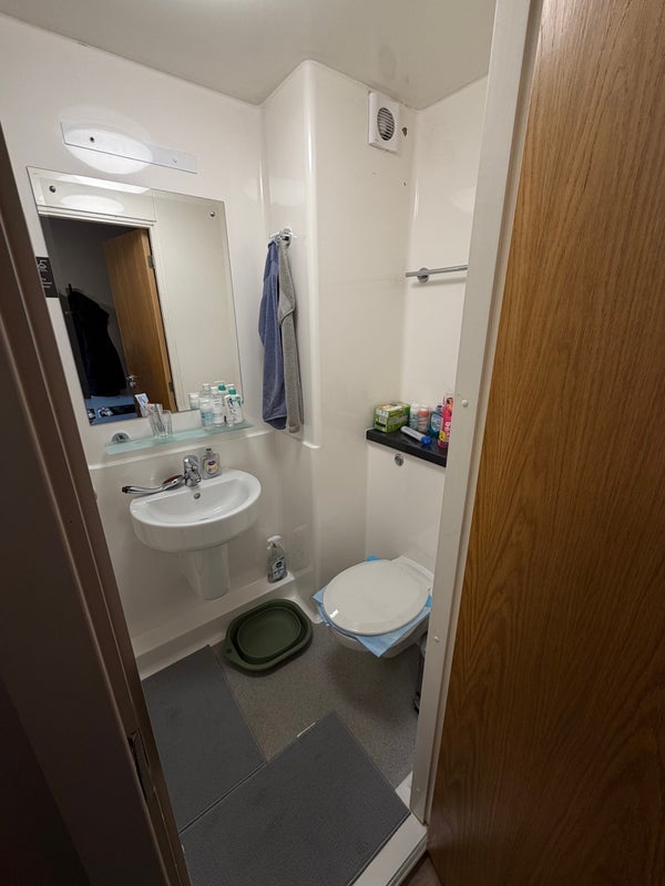Room Dumbarton Road in Glasgow