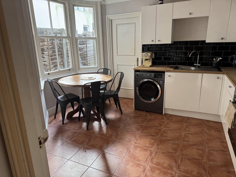 Room Arlesford Road in Greater London