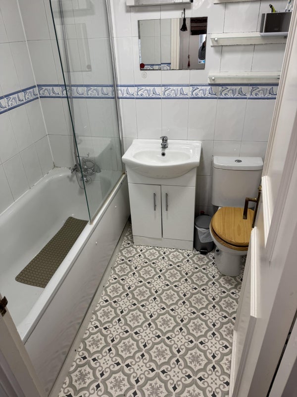 Room Arlesford Road in Greater London