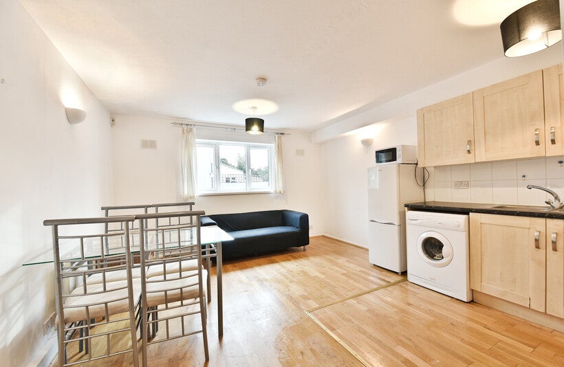 Flat Ambassador Square in Greater London