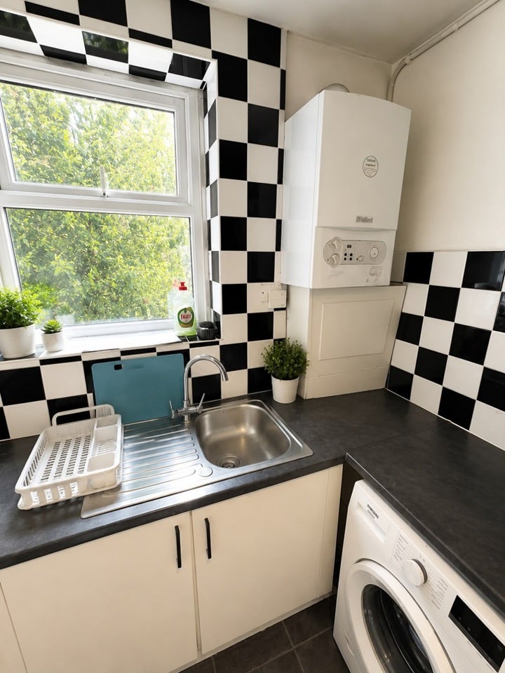Room Kings Avenue in Greater London