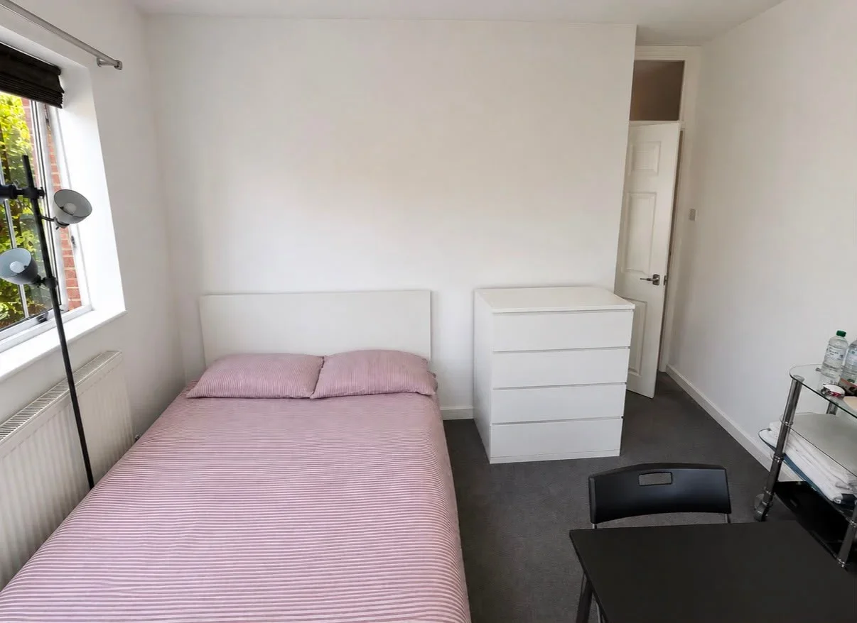 Room Kings Avenue in Greater London