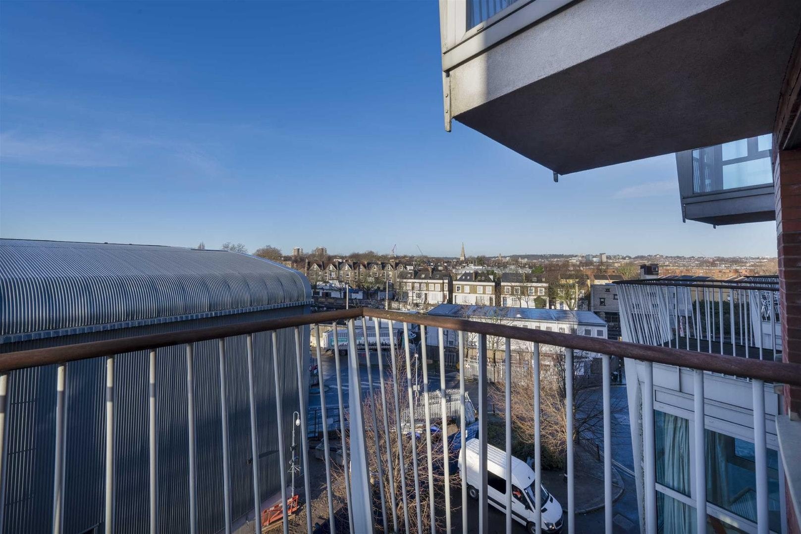Flat Eden Grove in Greater London