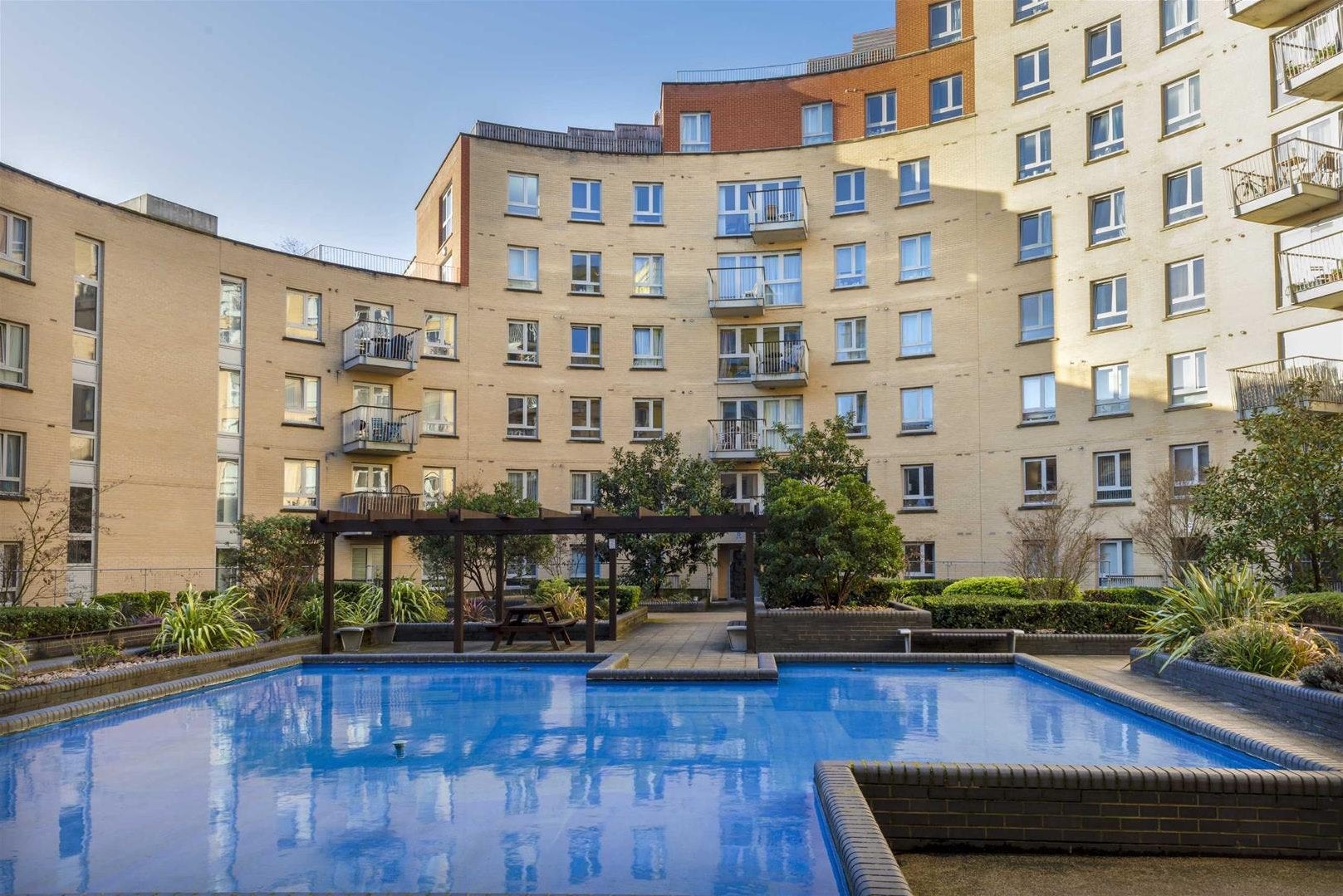 Flat Eden Grove in Greater London
