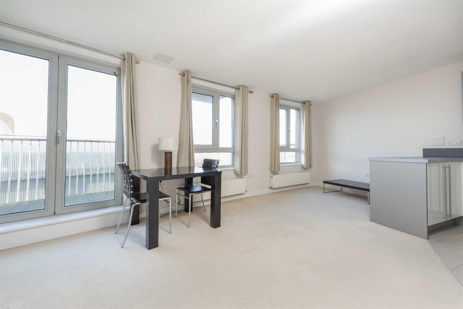 Flat Eden Grove in Greater London