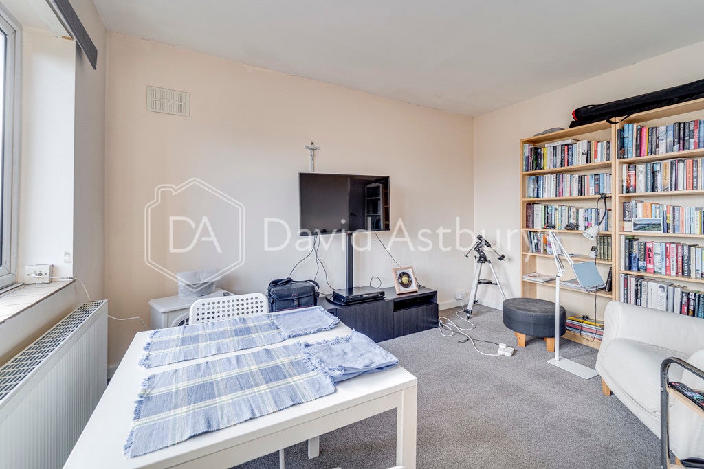 Flat Graywood Court in Greater London