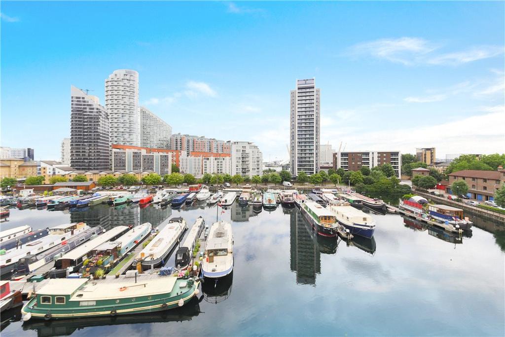 Flat Boardwalk Place in Greater London