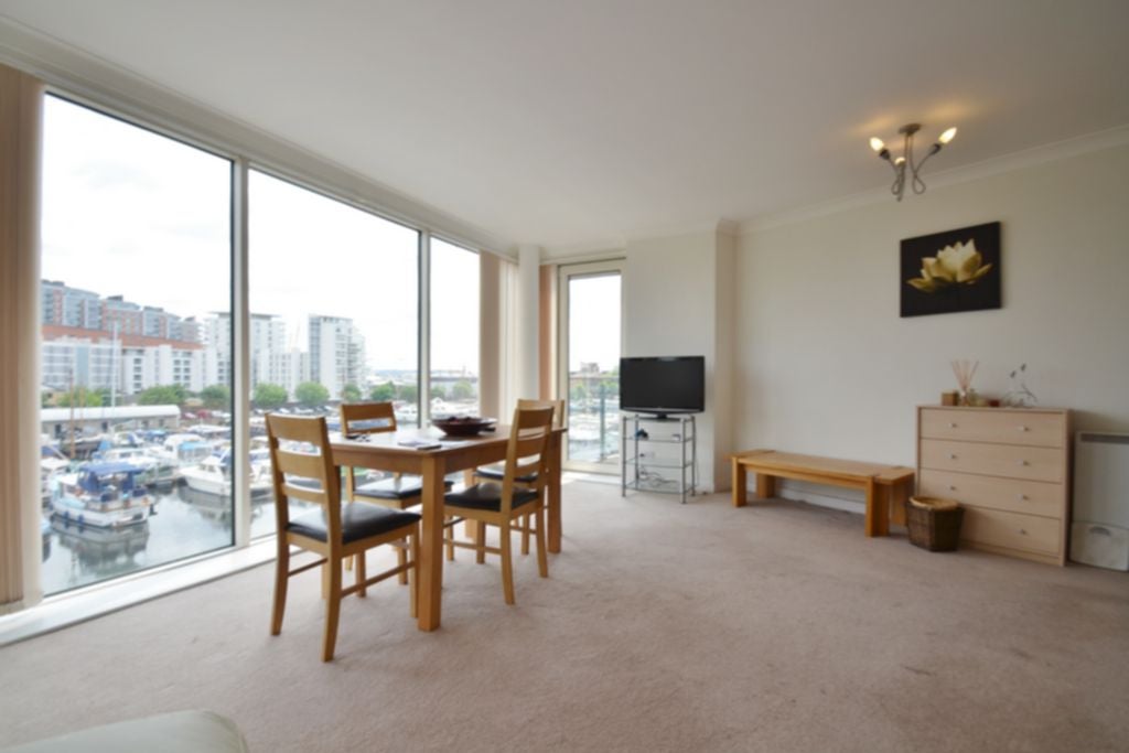 Flat Boardwalk Place in Greater London