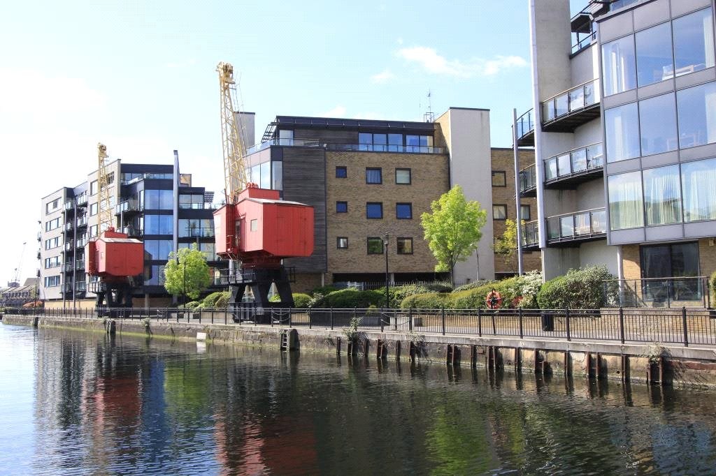 Flat Boardwalk Place in Greater London