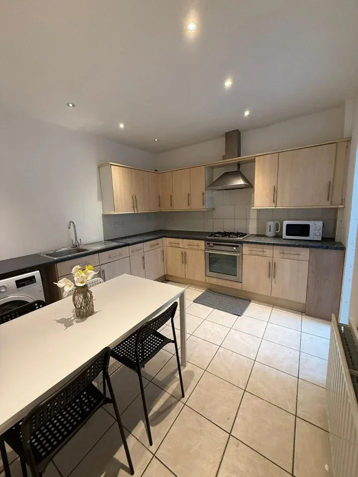 Room Cranwich Road in Greater London