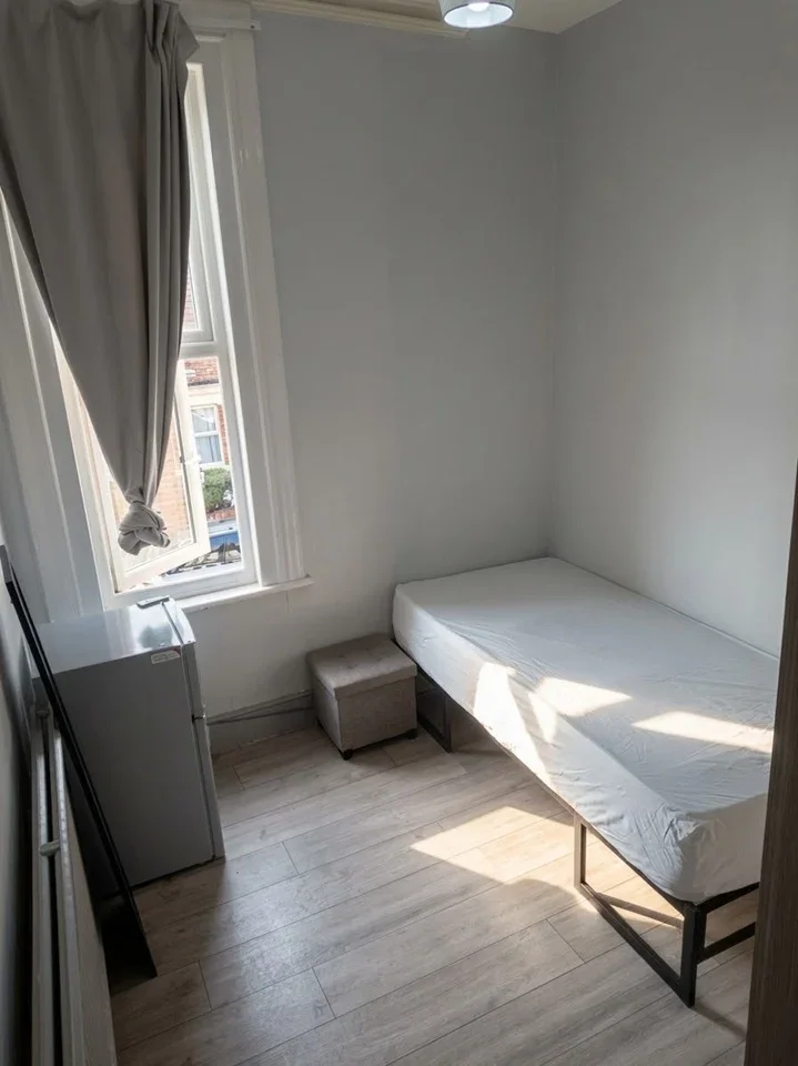 Room Cranwich Road in Greater London