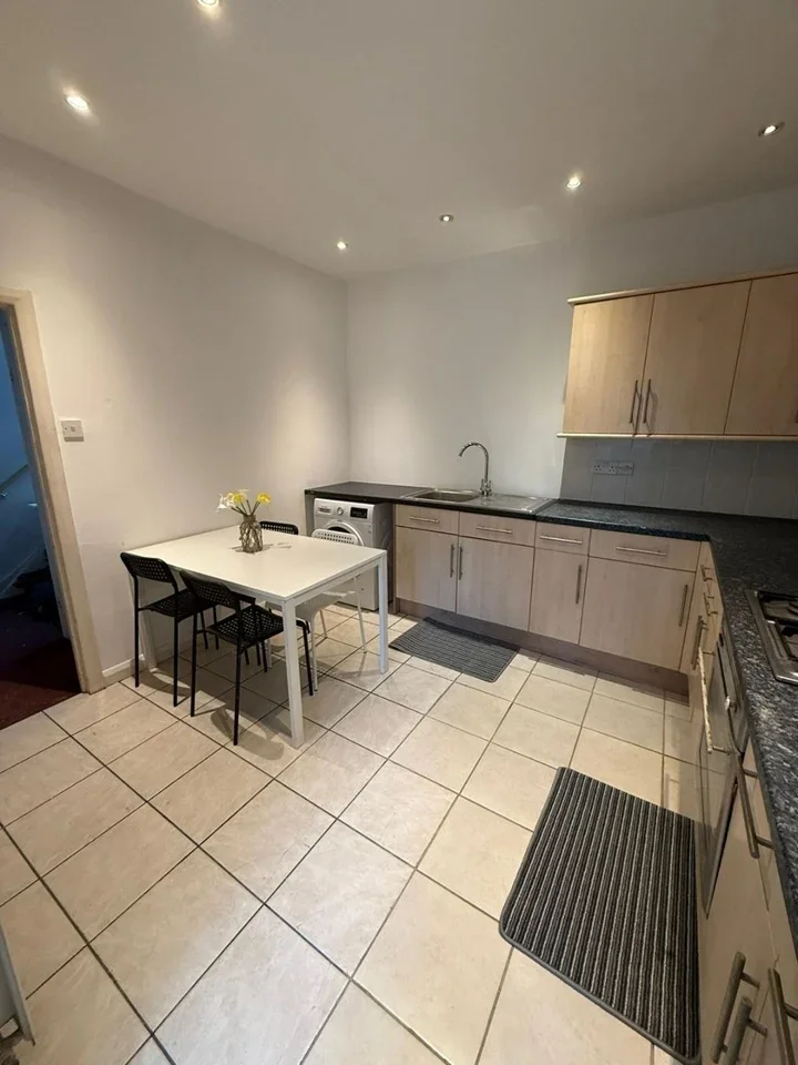 Room Cranwich Road in Greater London