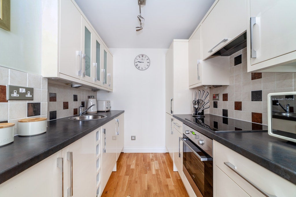Flat Wapping High Street in Greater London