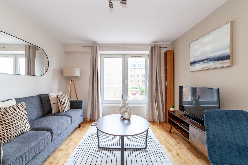 Flat Wapping High Street in Greater London