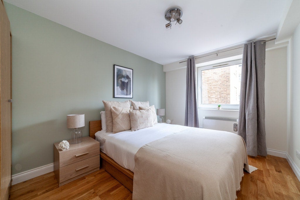 Flat Wapping High Street in Greater London