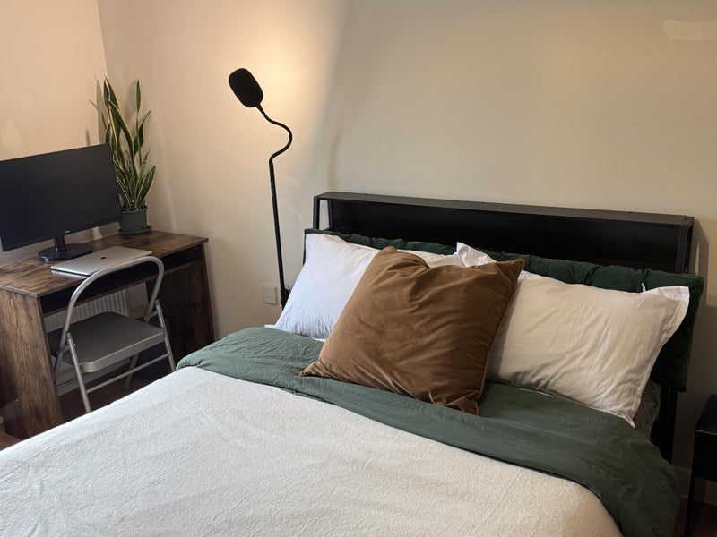 Room Warple Way in Greater London