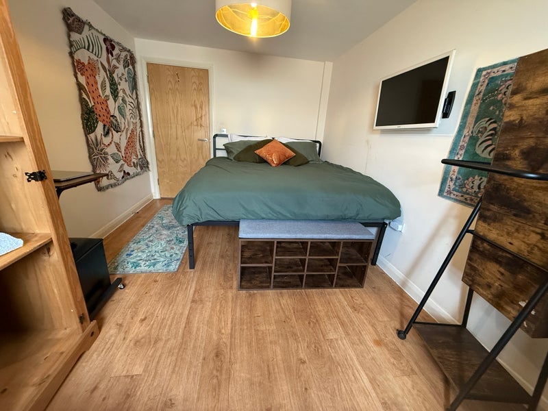Room Warple Way in Greater London
