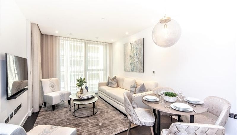 Flat Ponton Road in Greater London