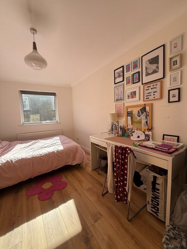 Room Narrow Street in Greater London