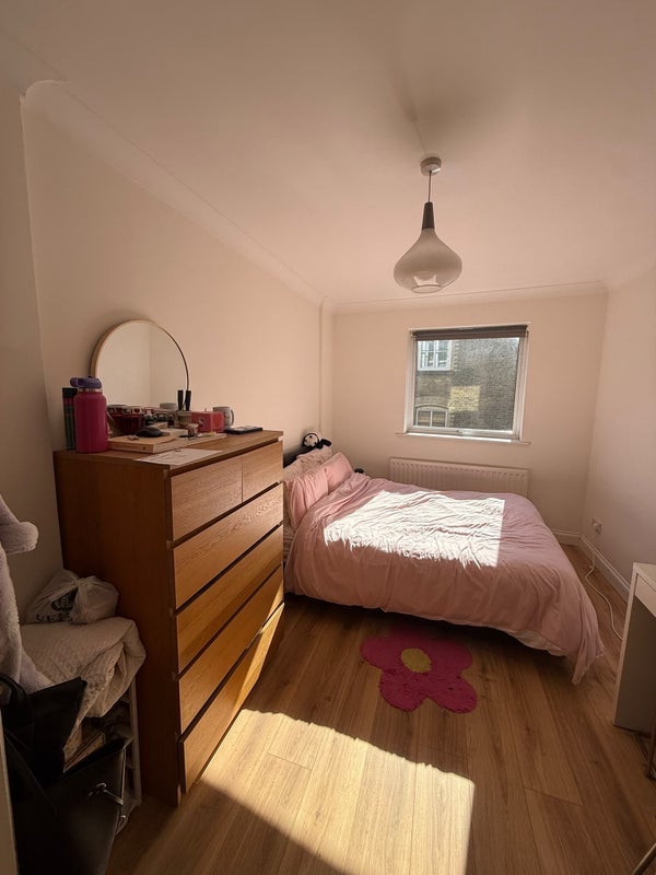 Room Narrow Street in Greater London