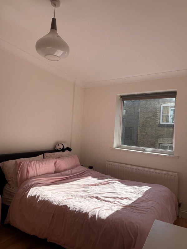 Room Narrow Street in Greater London