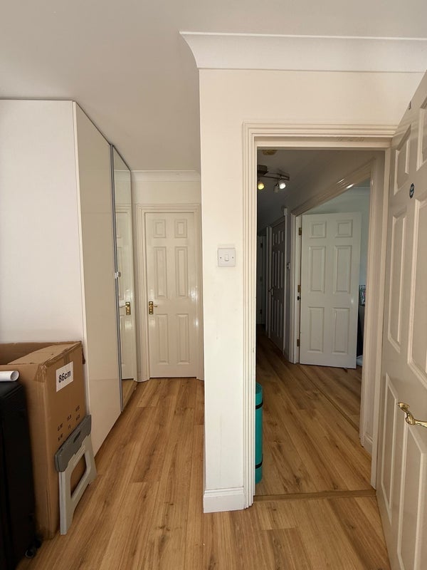 Room Narrow Street in Greater London