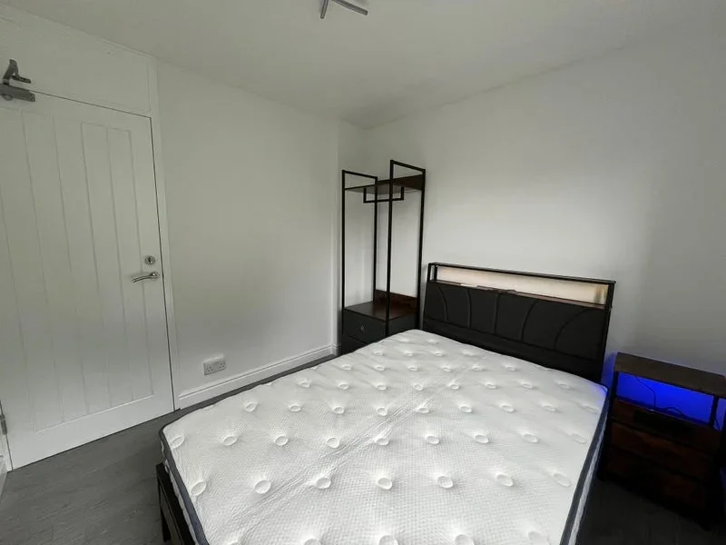 Flat Valiant House in Greater London