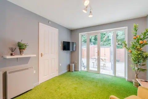 House Shenton Close in Stratton St. Margaret
