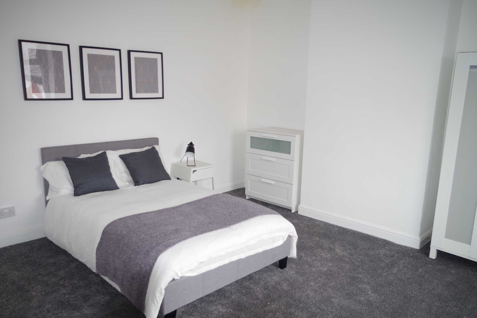Room Edge Lane Road in Royton