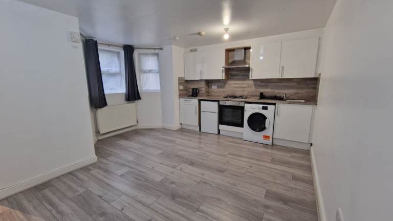 Flat Mildenhall Road in Greater London