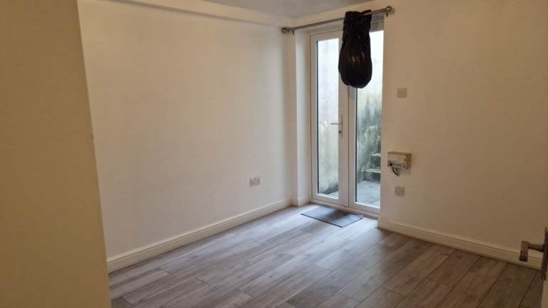 Flat Mildenhall Road in Greater London