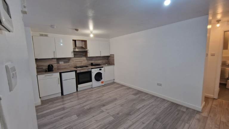 Flat Mildenhall Road in Greater London