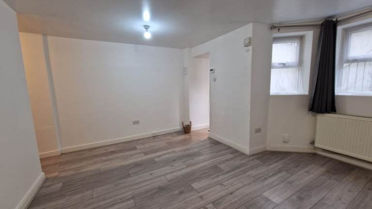 Flat Mildenhall Road in Greater London