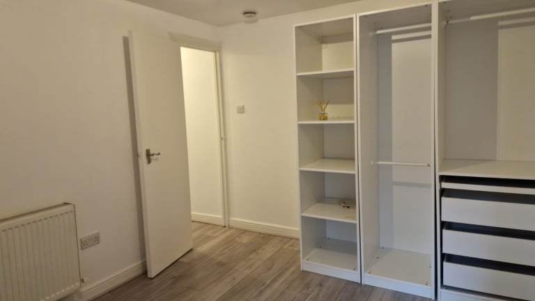 Flat Mildenhall Road in Greater London