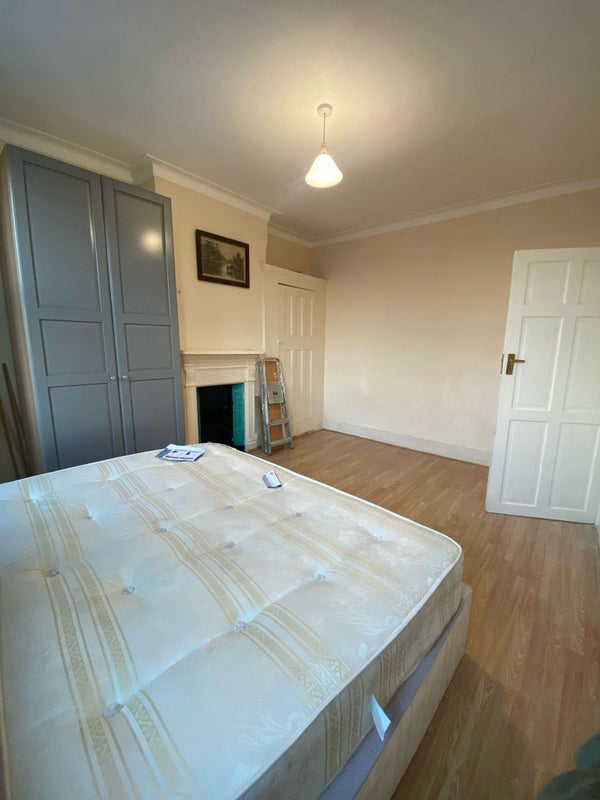 Room Bensham Manor Road in Greater London