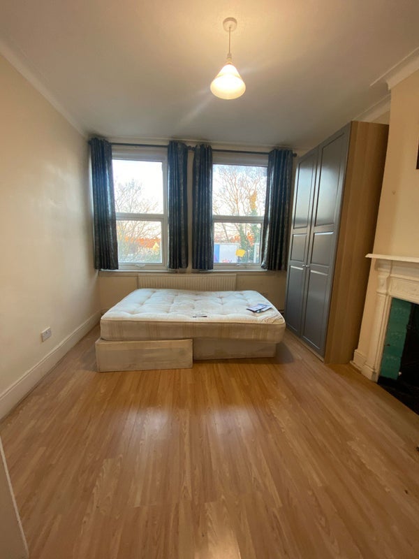Room Bensham Manor Road in Greater London