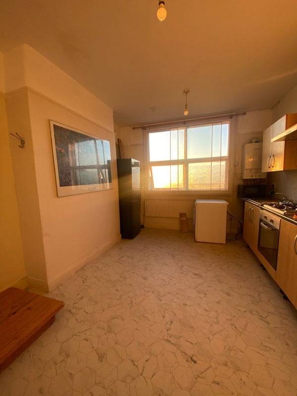 Room Bensham Manor Road in Greater London
