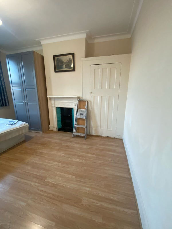 Room Bensham Manor Road in Greater London