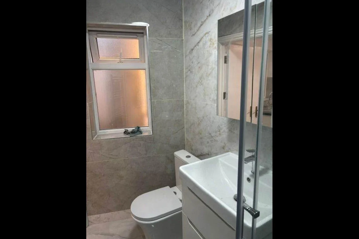 Flat Hanworth Road in Greater London
