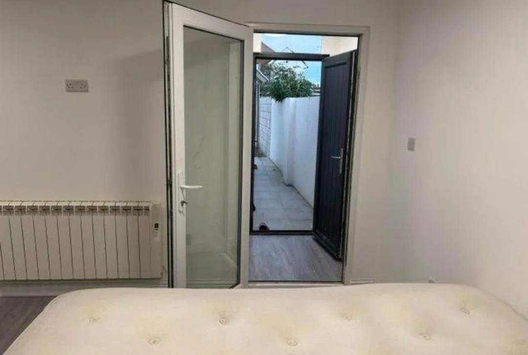 Flat Hanworth Road in Greater London