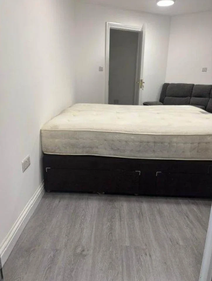 Flat Hanworth Road in Greater London