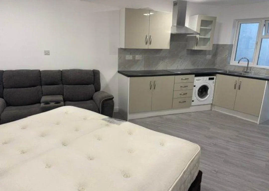 Flat Hanworth Road in Greater London