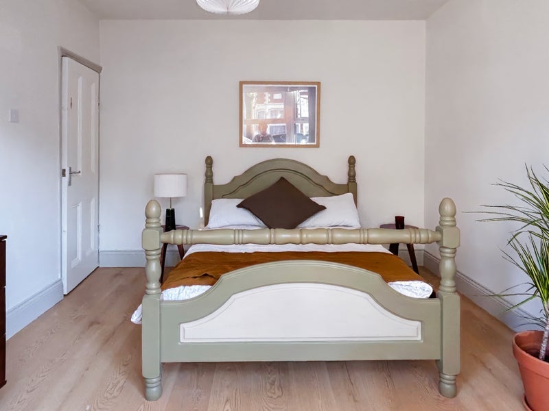 Room Kitchener Road in Greater London