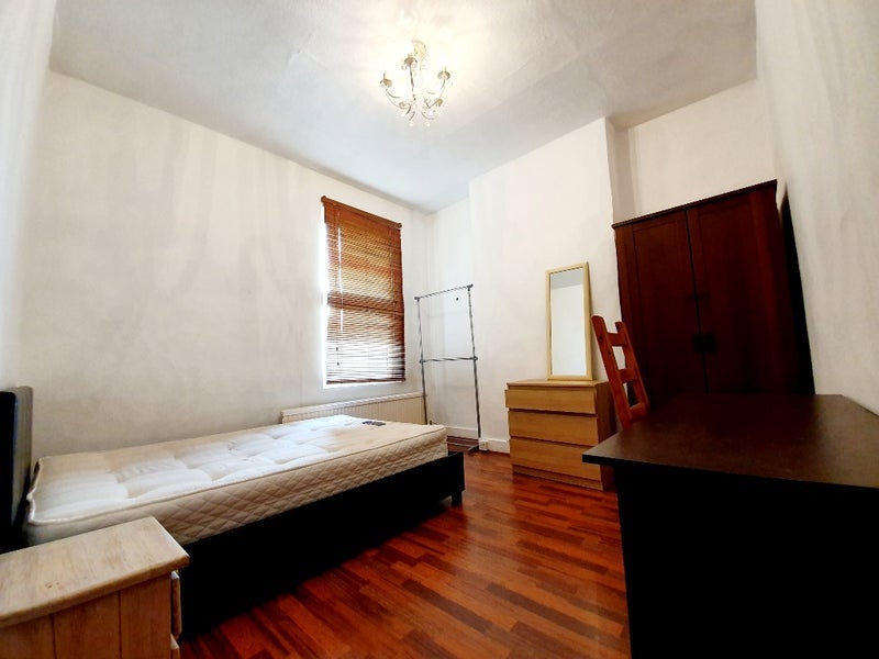 Room Meads Road in Greater London